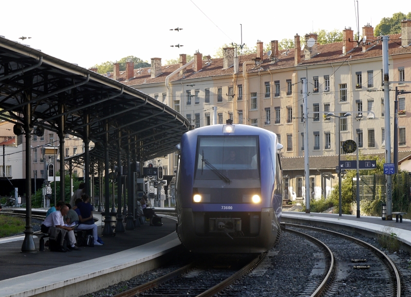 Ein moderner Dieseltriebwagenzug in Lyon-Saint Paul. Die Zeit der legendren  autorails  ist auch hier lngst vorbei.  6.9.2011