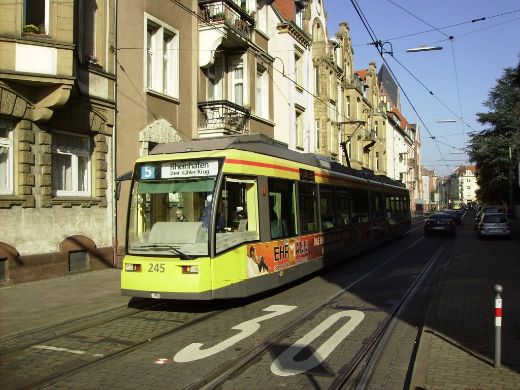 Ein moderner Niederflurwagena auf der sonst mit Altfahrzeugen betriebenen Linie 5 in Karlsruhe?? Am 31.10.2011 war dies Normalzustand denn aufgrund einer Streckensperunng ist die Linie 5 mit der Linie 2E am Weinbrennerplatz verknpft und bekommt somit Niederflurwagen.