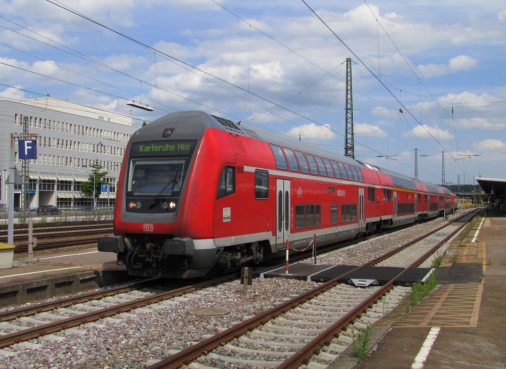 Ein moderner Steuerwagen fhrt hier den IRE 4908 von Stuttgart nach Karlsruhe an. Als Lok dient 146 212-6. Pforzheim Hbf den 10.08.2010