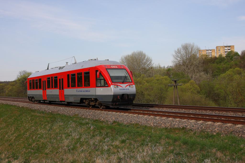 Ein moderner Triebwagen der litauischen Eisenbahn, 620M016, ist hier am 
Stadtrand von Kaunas am 29.4.2012 auf dem Weg zum Grenzbahnhof Kuzla Ruda.