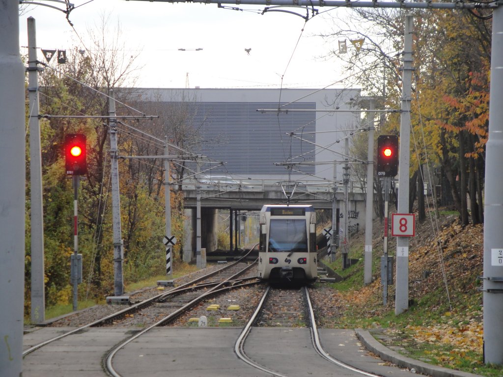 Ein moderner Triebwagen der Reihe 400 der WLB fhrt aus der Station Schedifkaplatz aus.