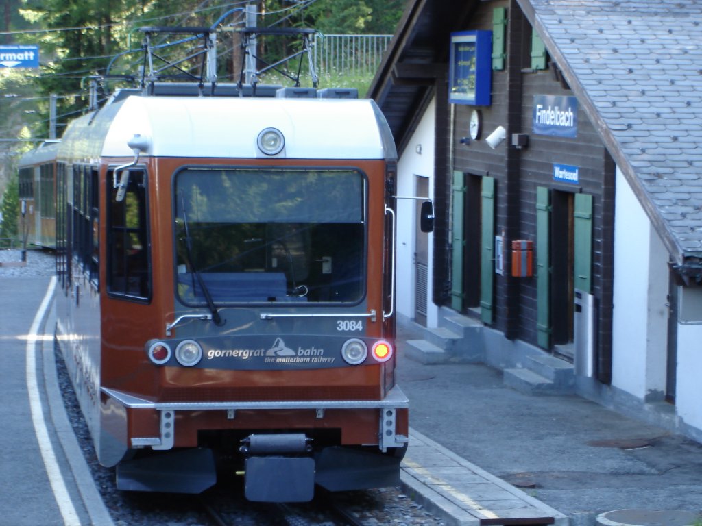 Ein moderner Triebwagenzug der GGB in der Station Riffelalp