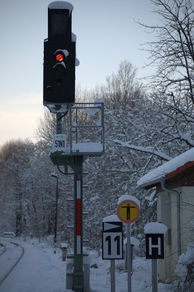 Ein modernes KS Signal sichert die westliche Ausfahrt des Bahnhofes Neukirch (Lausitz) West.  02.12.2012 13:42 Uhr.l 