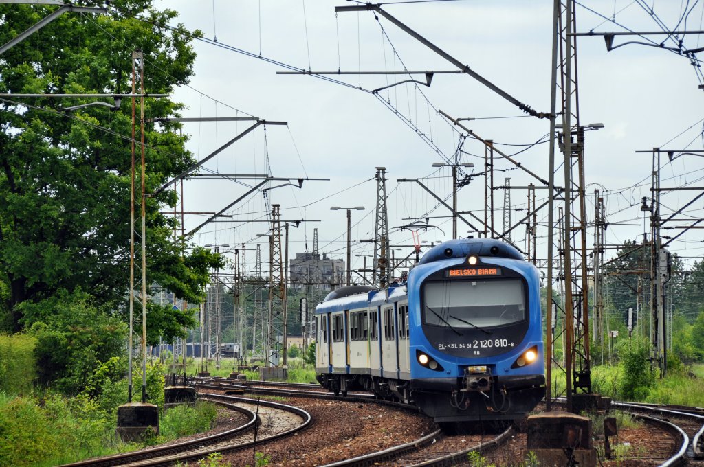 Ein Modernisierter EN57 mit einer RB nach Bielsko Biała bei der durchfahrt durch Katowice Ligota (29.05.2013)