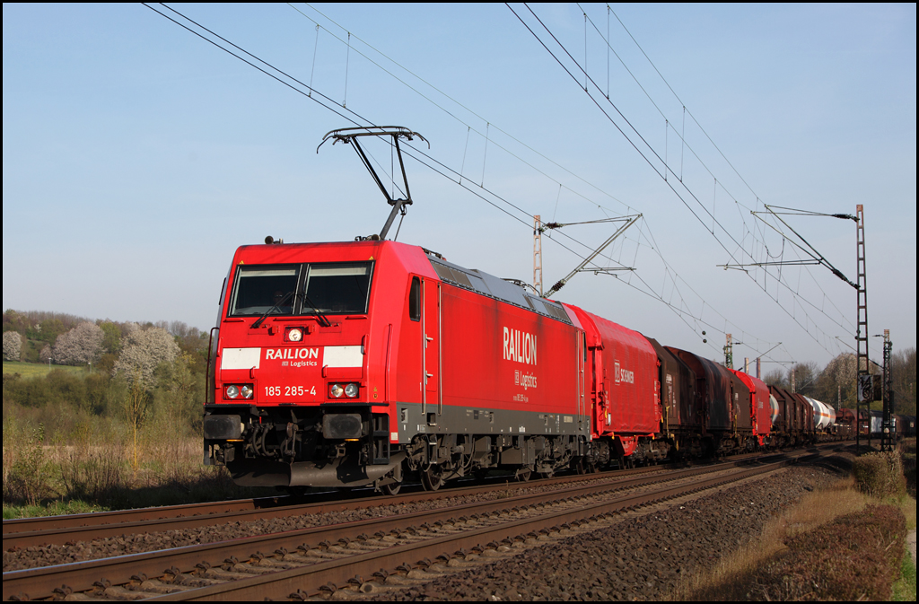 Ein morgendlicher Gterzug rauscht durch das Lennetal in Richtung Siegerland. Zuglok ist die 185 285 (9180 6185 285-4 D-DB). Gru an den Tf ;-)

