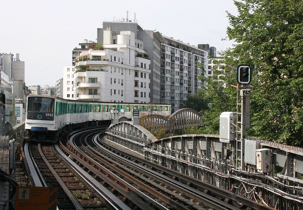 Ein MP73 Zug der Linie 6 auf dem Hochbahnviadukt kurz vor der Station Dupleix. 4.9.10