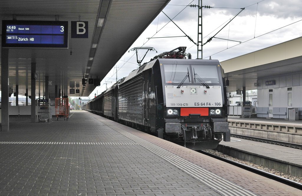 Ein MRCE lok ES 64 F4 106/189 106I-CTI mit gemischter gterzug bei Einfahrt von Basel Badischer am 06.08 2011.