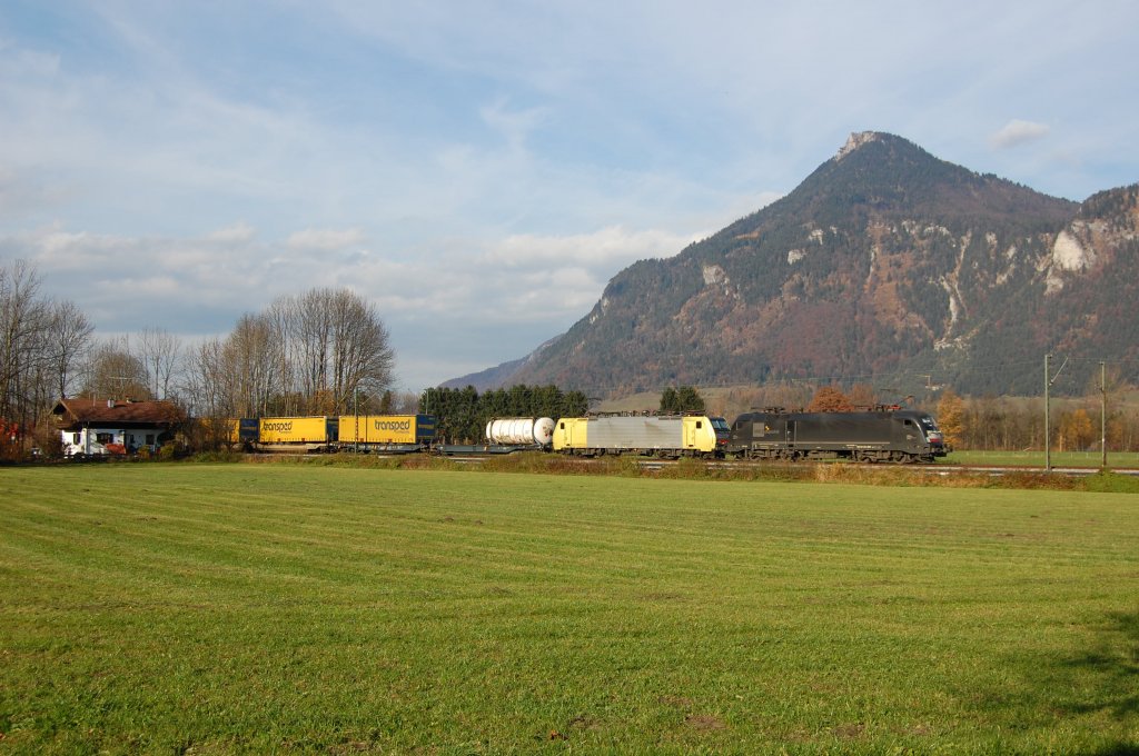 Ein MRCE-Taurus und eine 189 von TXL mit einem G�terzug bei Niederaudorf