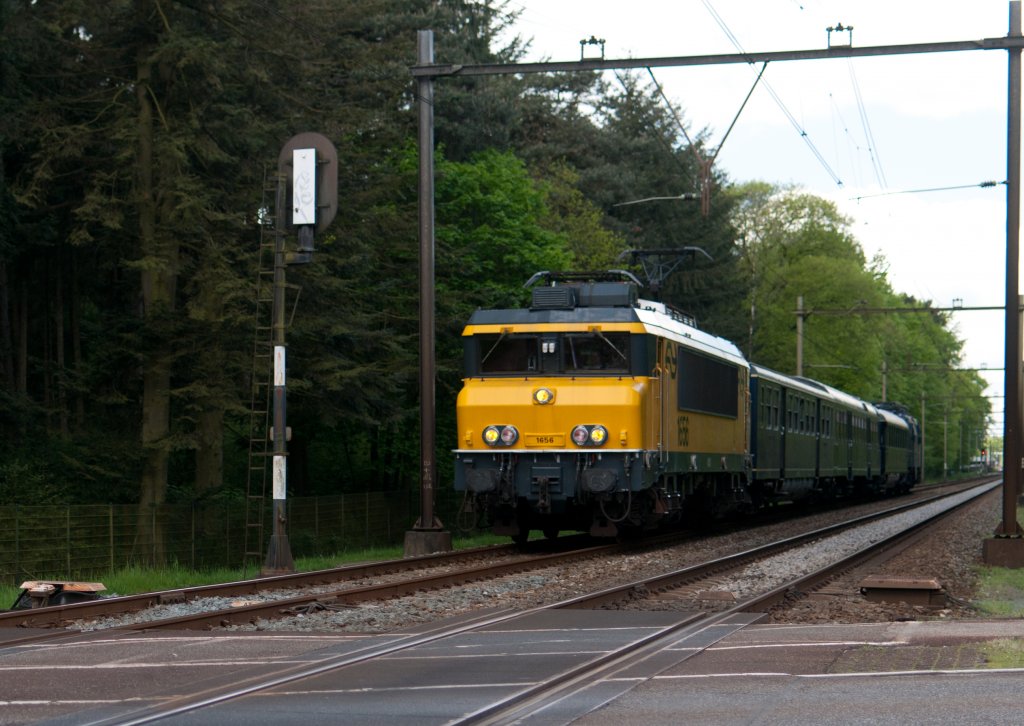 Ein Museumszug, mit vorne NSM 1656 (museumlok) ein plan E, plan W, plan K und hinten NSM 1202 mit sonderzug von Utrecht nach Maarn, hier bei Durchfahrt von Driebergen Rijsenburg am 12 mai 2012.