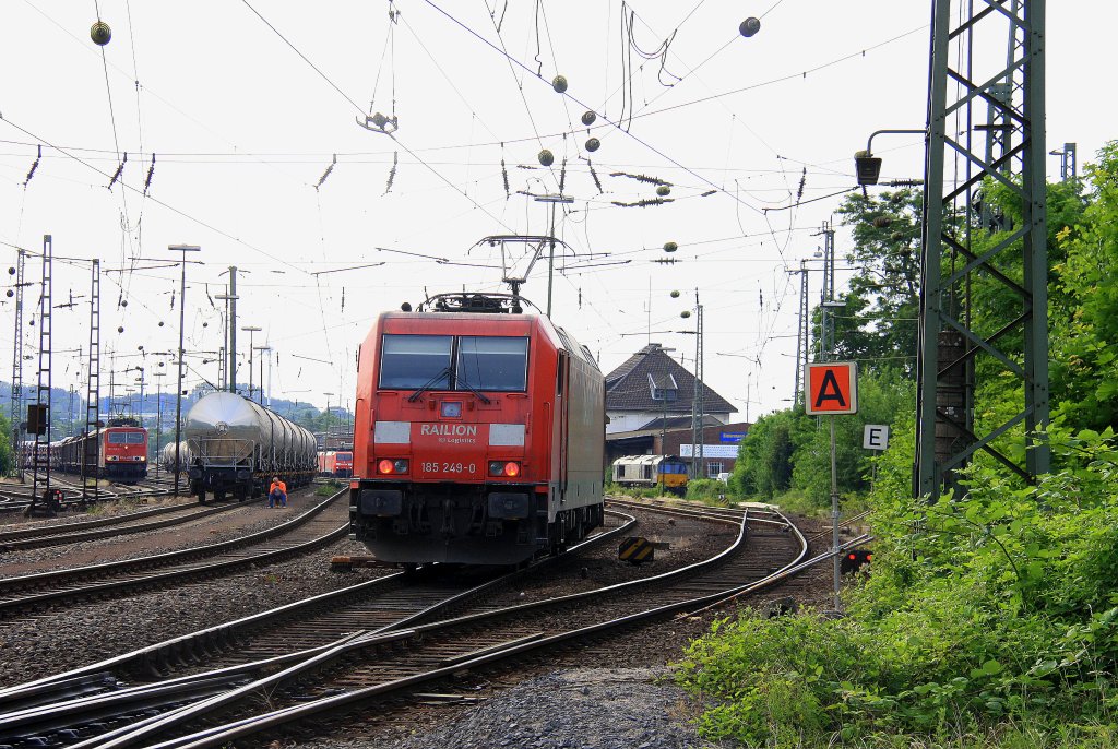 Ein Nachschuss von der 185 249-0 von Railion kommt als Schubhilfe von dem Gemmenicher-Tunnel und fhrt in Aachen-West ein bei Sonnenschein am 28.6.2012.