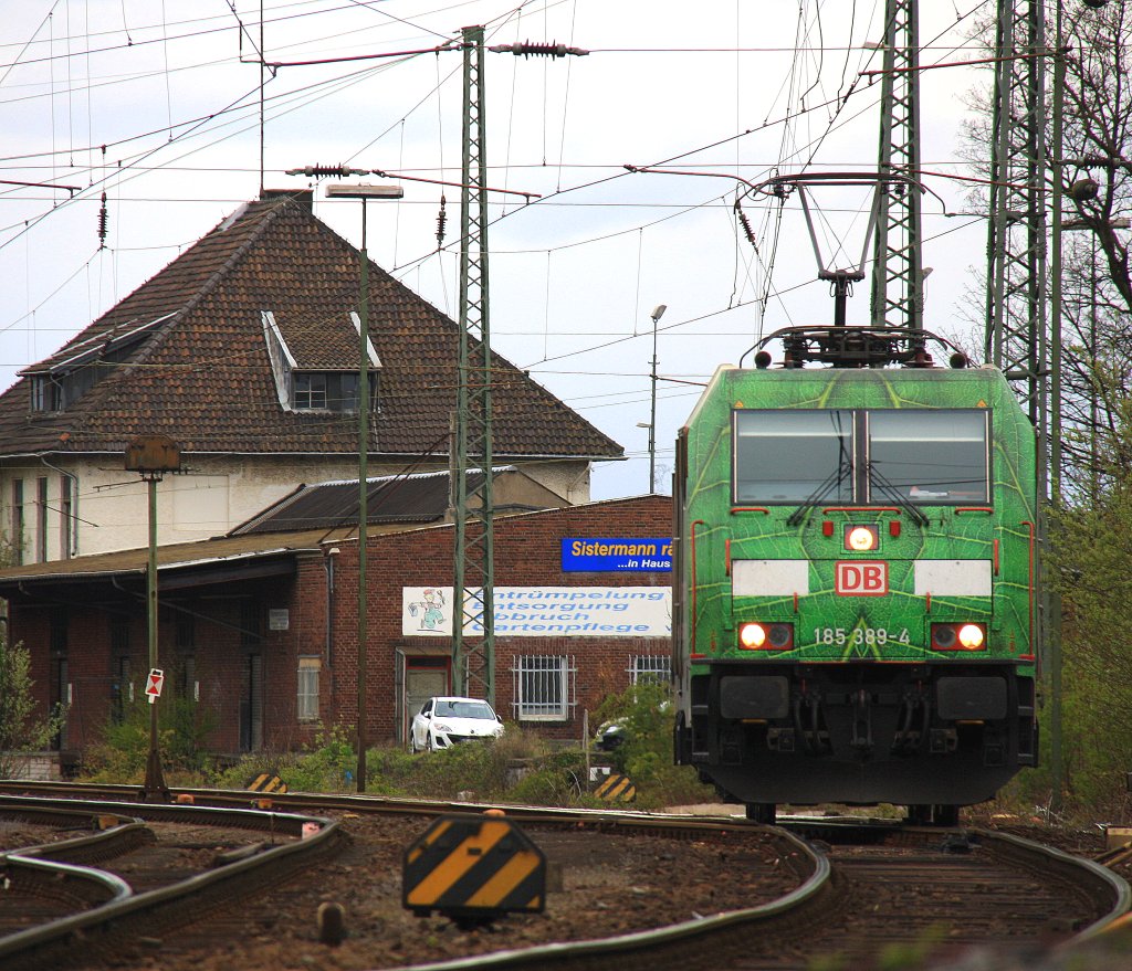 Ein Nachschuss von der 185 389-4 DB  CO2  rangiert in Aachen-West bei Abendstimmung am 26.4.2012.