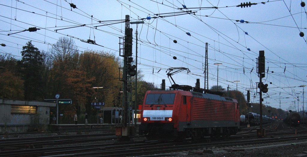 Ein Nachschuss von der 189 049-0 DB rangiert in Aachen-West am frhen Abend des 17.11.2012.
