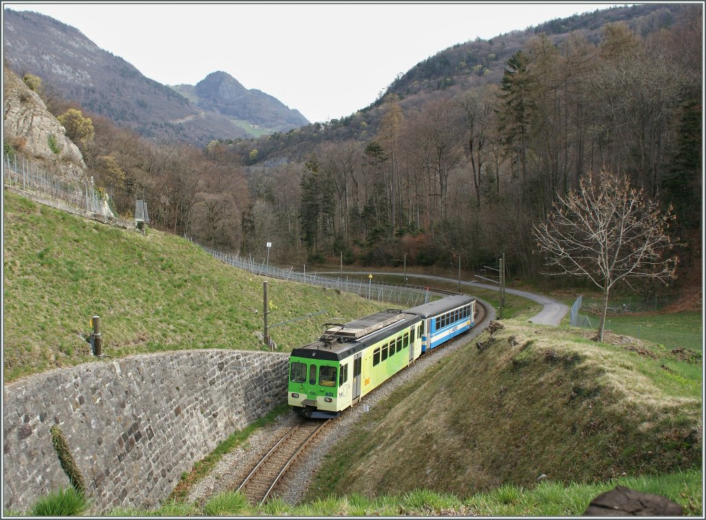 Ein Nachschuss auf den ASD Regionalzug 435 mit dem fhrenden Bt432 (ex BLT) und dem BDe 4/4 401 kurz nach der Haltestelle Verchiez auf der Fahrt nach Aigle am 27. Mrz 2011.