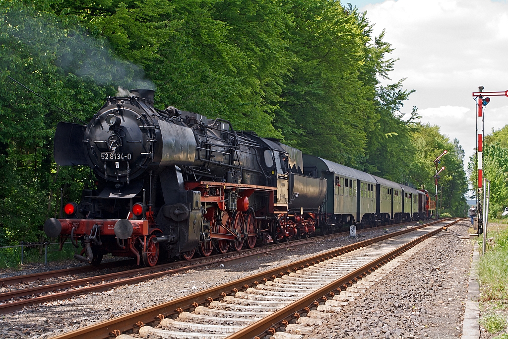 
Ein Nachschuß auf ein Sandwich: Die 52 8134-0 der Eisenbahnfreunde Betzdorf mit roten Lichtern schiebt und die WEBA 7 (MaK OnRail DH 1004/8) der Westerwaldbahn zieht den Sonderzug am 13.05.2012 vom Bahnhof Ingelbach in Richtung Neitersen. Der Sonderzug verkehrte im  Zweistundentakt auf der Westerwald-Strecke Ingelbach - Altenkirchen - Neitersen.