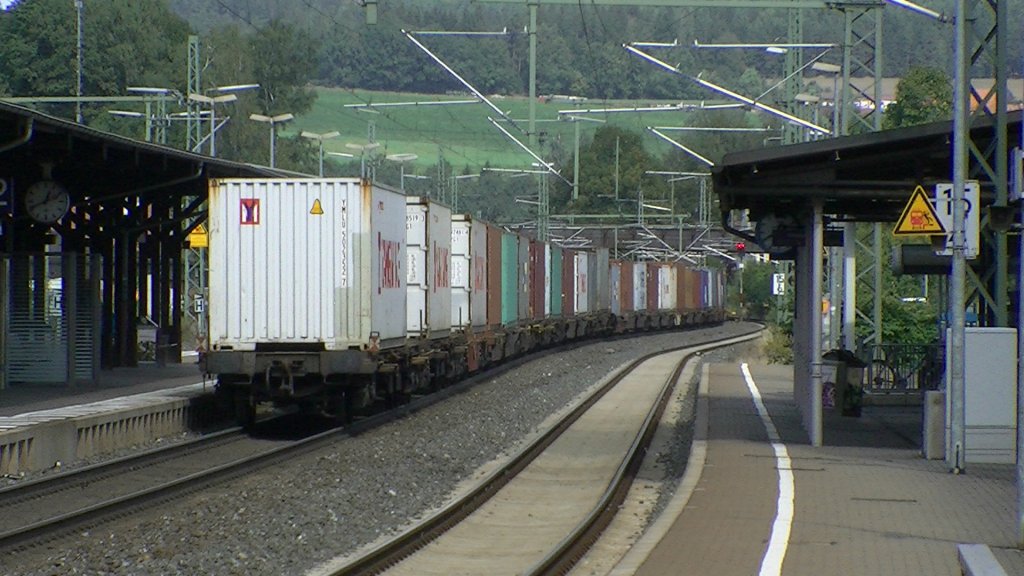 Ein Nachschuss auf einen Containerzug (gezogen von einer BR 185) durchfhrt am 07.09.2011 den Bahnhof Kronach Richtung Saalfeld (Saale).