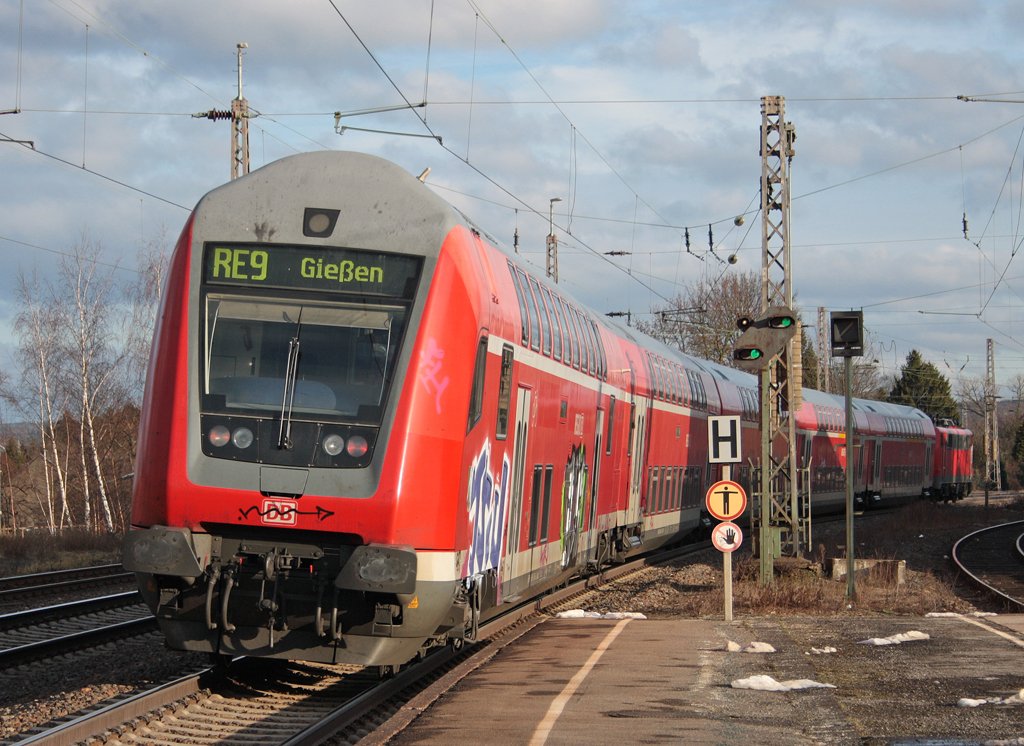 Ein Nachschuss auf den RE4875 nach Gie�en, au�erplanm��ig mit einem 763.6 Steuerwagen am Schluss Eschweiler Hbf 21.2.10