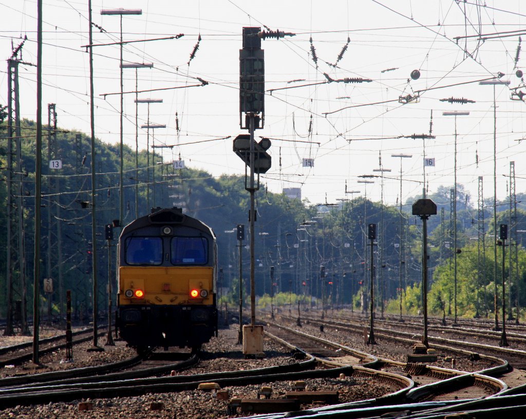 Ein Nachschuss von der Class 66 DE6306 von DLC Railways kommt als Lokzug aus Montzen(B) und fhrt in Aachen-West ein bei schnem Sonnenschein am 22.7.2012.