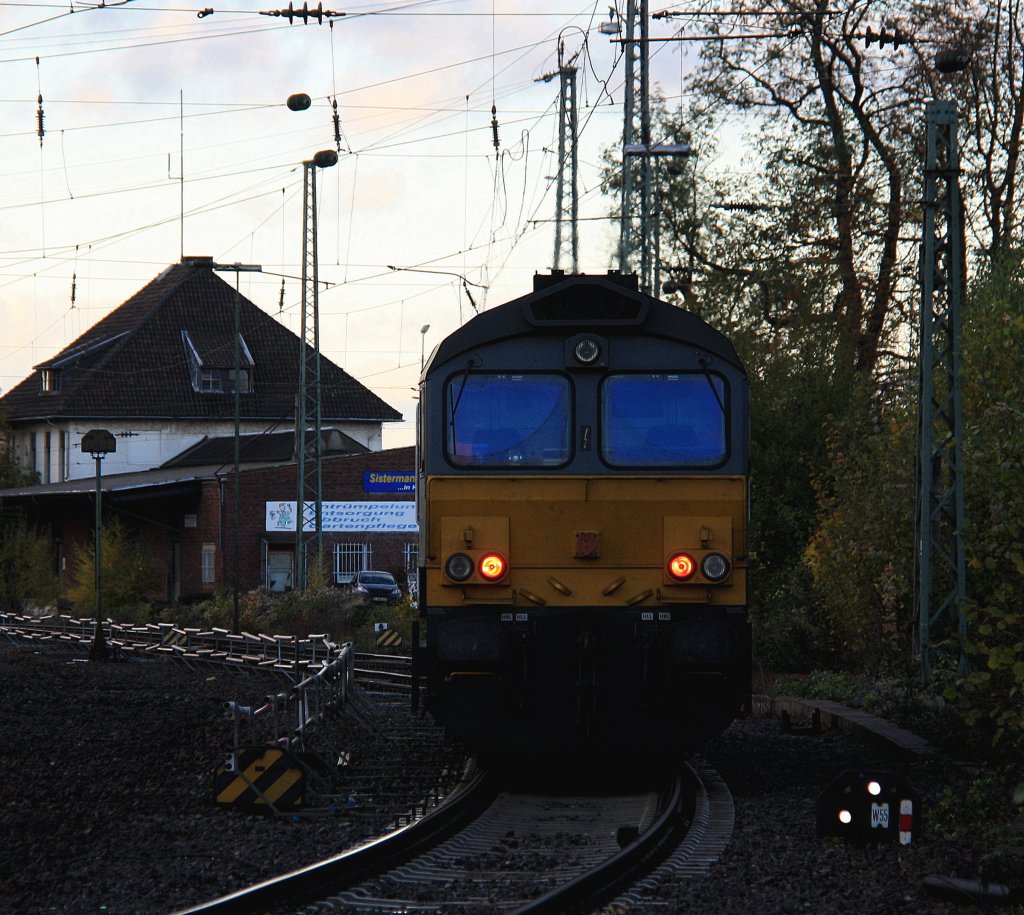 Ein Nachschuss von der Class 66 DE6307 von DLC Railways kommt als Lokzug aus Montzen-Gare(B) und f�hrt in Aachen-West ein in der Abendstimmung am 4.11.2012.