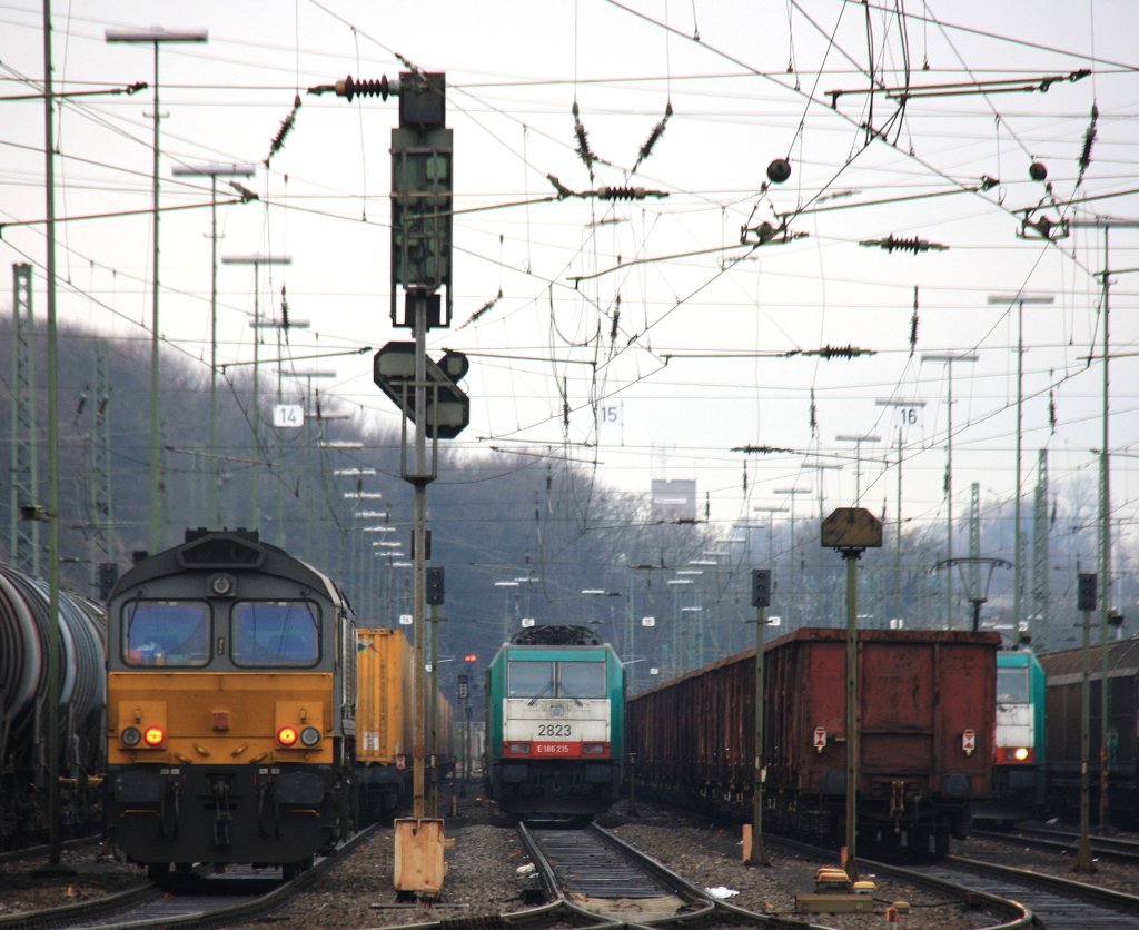 Ein nachschuss von der Class 66 DE6307 von DLC Railways kommt als Lokzug aus Montzen-Gare(B) und fhrt in Aachen-West ein am Kalten 2.12.2012.