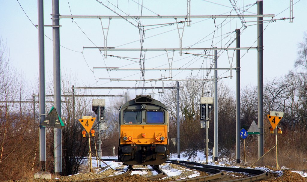 Ein Nachschuss von der Class 66 DE6309 von DLC Railways auf dem Weg von Montzen-Gare(B) nach Aachen-West bei schnem Wintwetter am 10.2.2013.