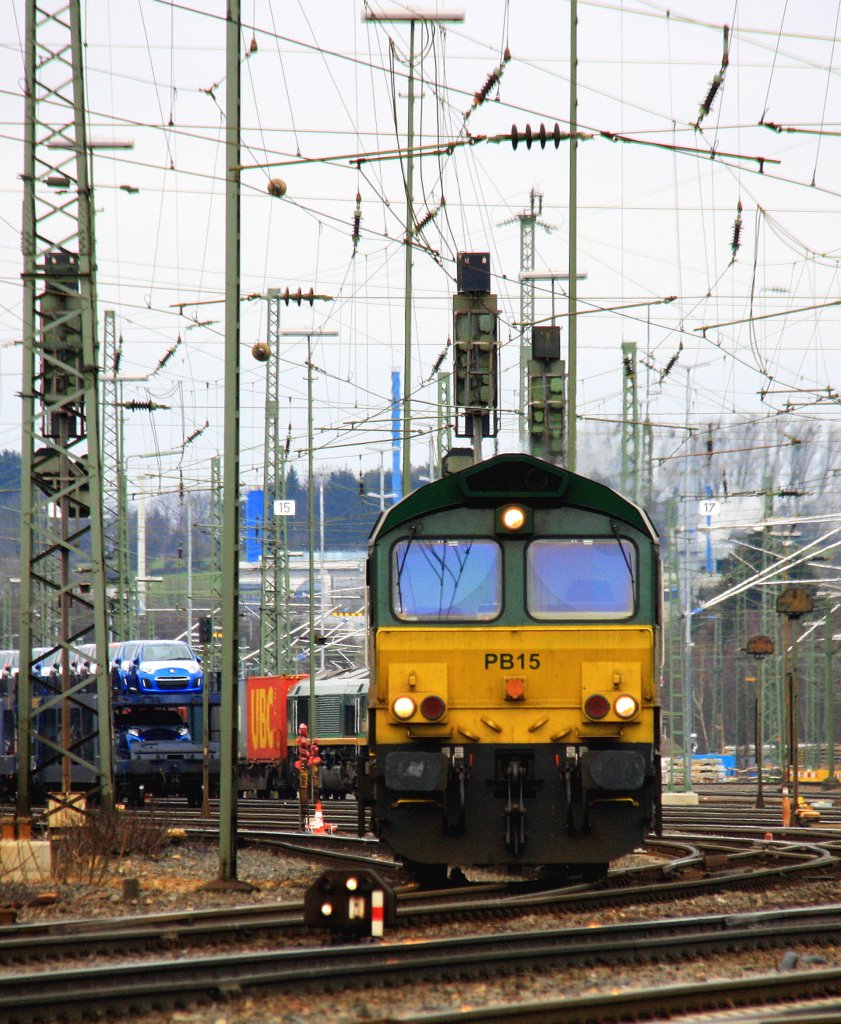 Ein Nachschuss von der Class 66 PB15 von Railtraxx BVBA rangiert in Aachen-West,
und im Hintergrund steht die Class 66 PB20 von Railtraxx BVBA mit einem langen Containerzug und wartet auf die Abfahrt nach Bierset(B) bei Wolken am 3.2.2013.