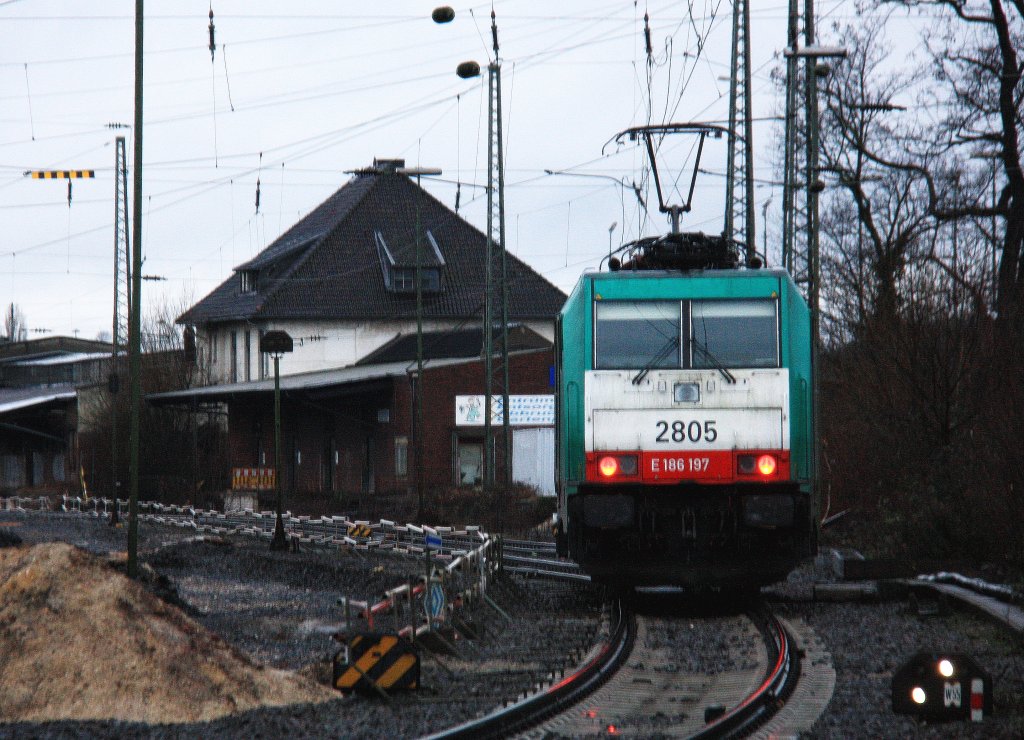 Ein Nachschuss von der Cobra 2805 kommt als Lokzug aus Belgien und fhrt in Aachen-West ein bei Regenwetter am 1.2.2013.