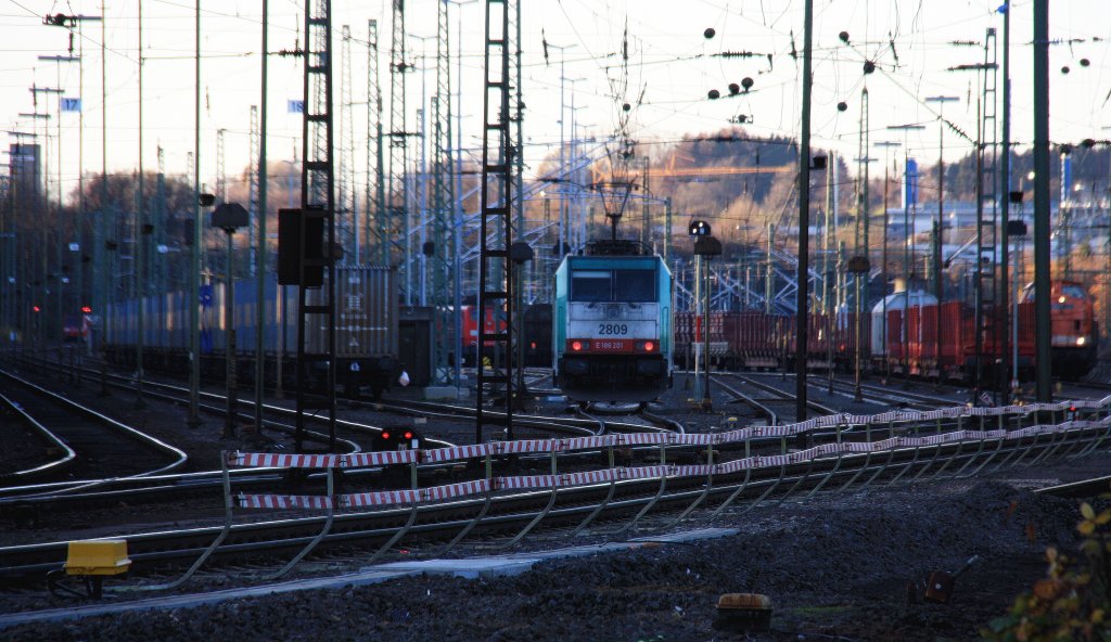 Ein Nachschuss von der Cobra 2809 kommt als Lokzug aus Belgien und fhrt in Aachen-West ein in der Abendstimmung am 22.11.2012.