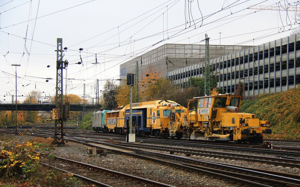 Ein Nachschuss von der Cobra 2819 mit einem Bauzug, unterwegs von Aachen-West nach Belgien am sp�tem Nachtmittag des 17.11.2012. 