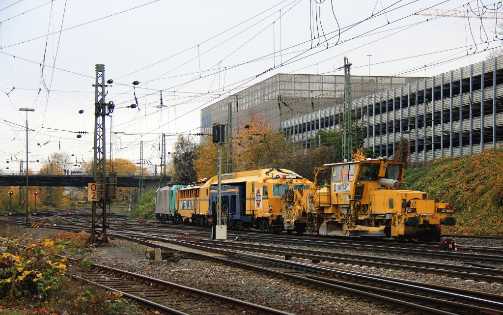 Ein Nachschuss von der Cobra 2819 mit einem Bauzug, unterwegs von Aachen-West nach Belgien am sptem Nachtmittag des 17.11.2012. 