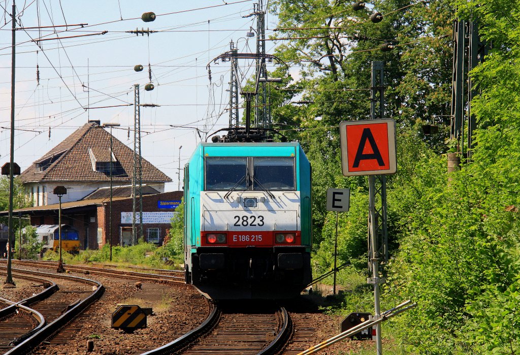 Ein Nachschuss von der Cobra 2823 kommt als Lokzug aus Belgien und f�hrt in Aachen-West ein und im Hintergrund steht die Class 66 DE6302 von DLC Railways  bei sch�nem blauem Himmel am 28.5.2012.