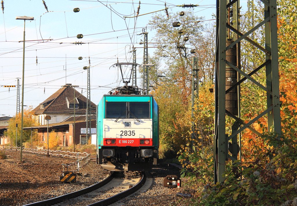 Ein Nachschuss von der Cobra 2835 rangiert in Aachen-West  mit zwei nagelneuen Belgische E-Loks von der SNCB 1840 und 1851 bei strahlend blauem Himmel am 9.11.2012.