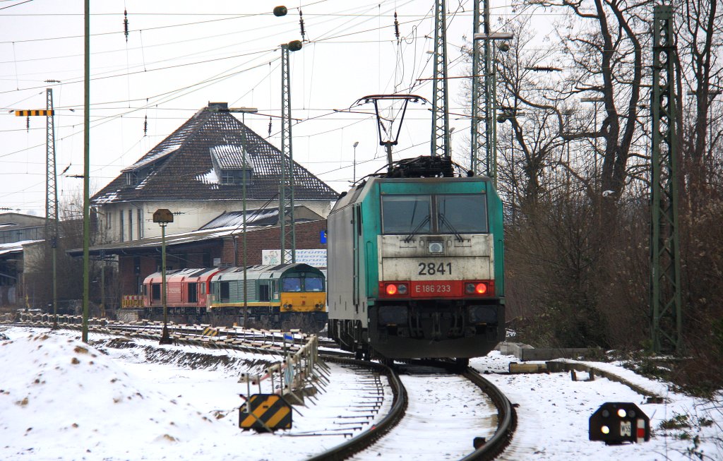 Ein Nachschuss von der Cobra 2841 rangiert in Aachen-West und im Hintergrund stehen zwei Class 66 PB14 von Railtraxx BVBA ,
und DE6311   Hanna  von Crossrail auf dem abstellgleis in Aachen-West bei Winterwetter am 25.1.2013.