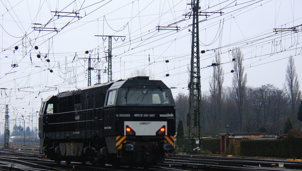 Ein Nachschuss von der MRCE 500 1607 von der  Neusser Eisenbahn kommt als Lokzug durch Kln-Gremberg und fhrt in Richtung Koblenz bei Regenwetter am 21.12.2012.