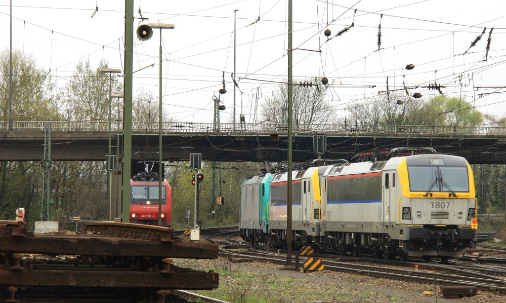 Ein Nachschuss von der SNCB 1807 und 1804 und die Cobra 2816 fahren aus Aachen-West nach Belgien und im Vodergrund stehen 482 006-4 und 482 018-9 beide von der SBB-Cargo
 bei Wolken am 21.4.2013.