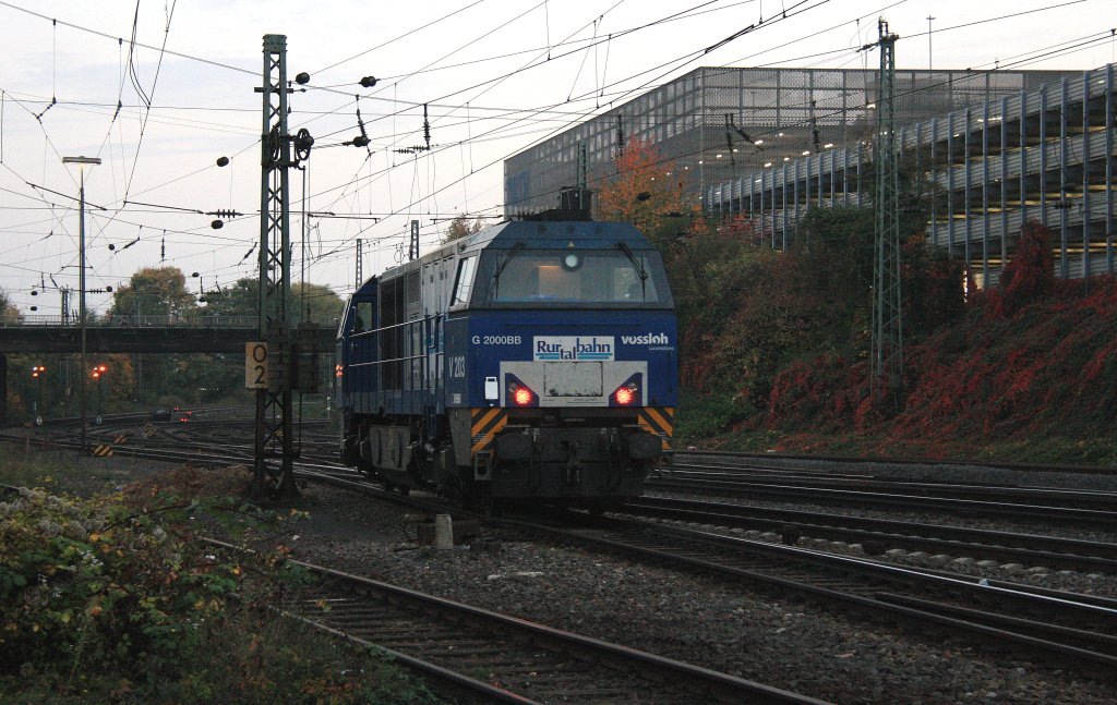 Ein Nachschuss von der V203 von der Rurtalbahn fhrt als Lokzug von Aachen-West nach  nach Stolberg (Rheinland) und fhrt in Richtung Aachen-Hbf in der Abendstimmung am 23.10.2012.