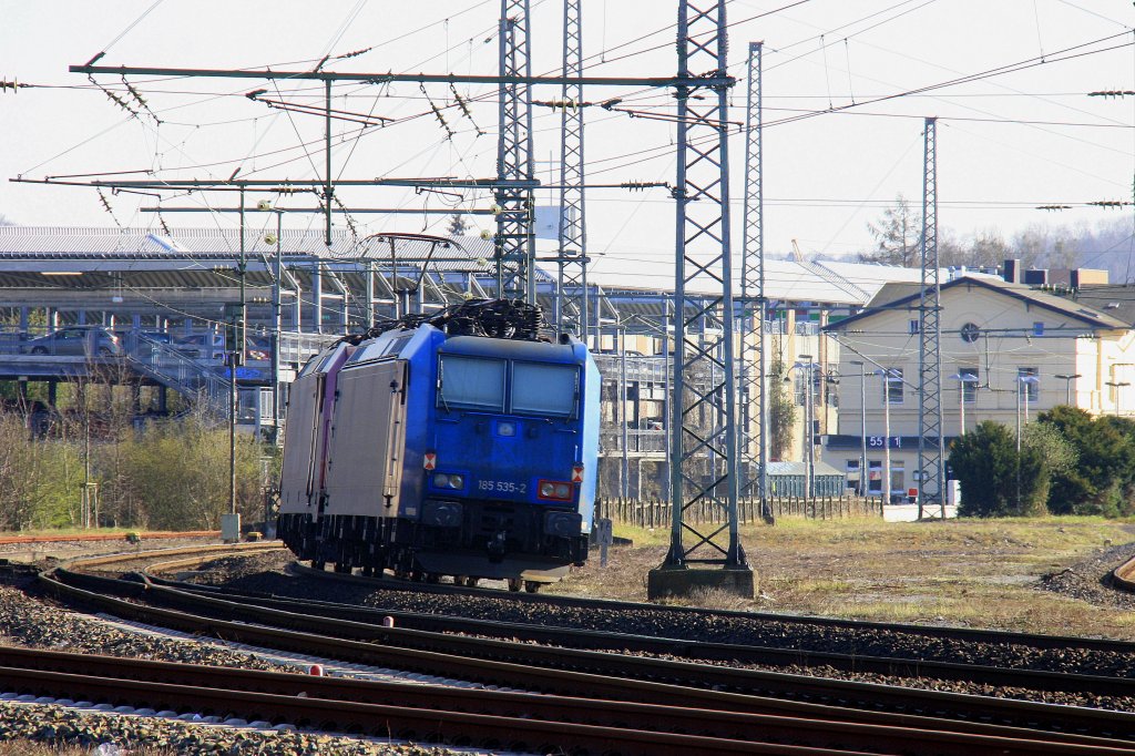 Ein Nachschuss von zwei 185er von Crossrail kommen als Lokzug aus Richtung Neuss und fahren durchg Herzogenrath nach Aachen-West bei Sonnenschein am 26.3.2012.
