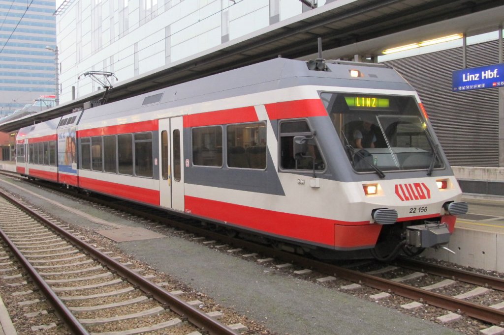 Ein Nahverkehrstriebwagen der Linzer Lokalbahn 22 156 in Linz Hbf. 26.10.12