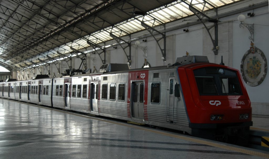Ein Nahverkehrszug im alten historischen Bahnhof Rossio in Lissabon/Portugal am 16.05.2010 fotografiert.