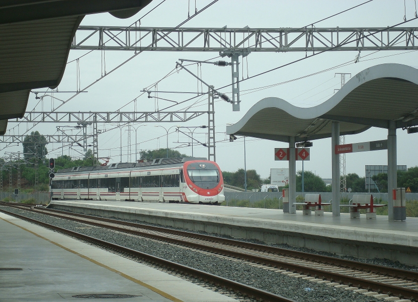 Ein Nahverkehrszug aus Cadiz f�hrt in den Bahnhof ein. Nach l�ngerem Aufenthalt geht es wieder zur�ck. Der  Cercanias  verkehrt hier als lokaler Pendelzug. Nur vier Stationen - davon drei unterirdisch - dann erreicht er wieder die Endstation, den Hauptbahnhof von Cadiz. 23.9.2010