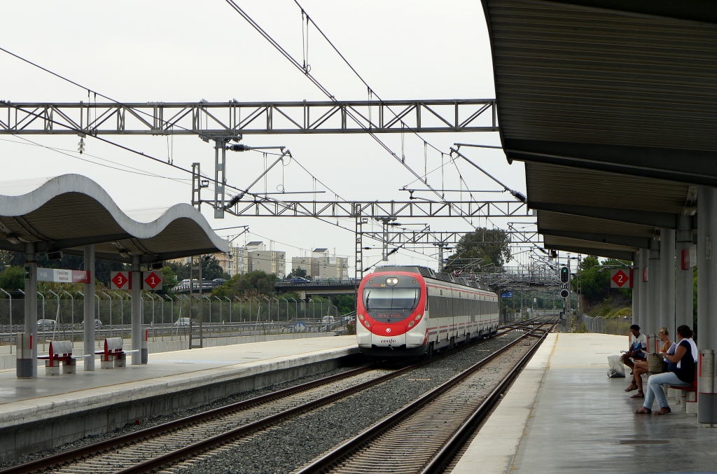 Ein Nahverkehrszug der Baureihe 463 aus Cadiz bei der Einfahrt in den Bahnhof  San Fernando Bahia Sur  an der spanischen Atlantikkste. 18.9.2012 