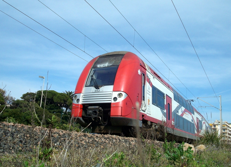 Ein Nahverkehrszug hat gerade den westlichen Tunnelausgang verlassen und f�hrt weiter Richtung La Bocca, immer am Mittelmeer entlang.
Cannes, 2.4.2011