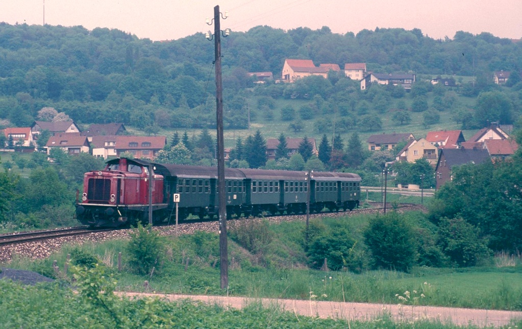 Ein Nahverkehrszug nach Nrnberg bei Weienohe am 21.5.86.