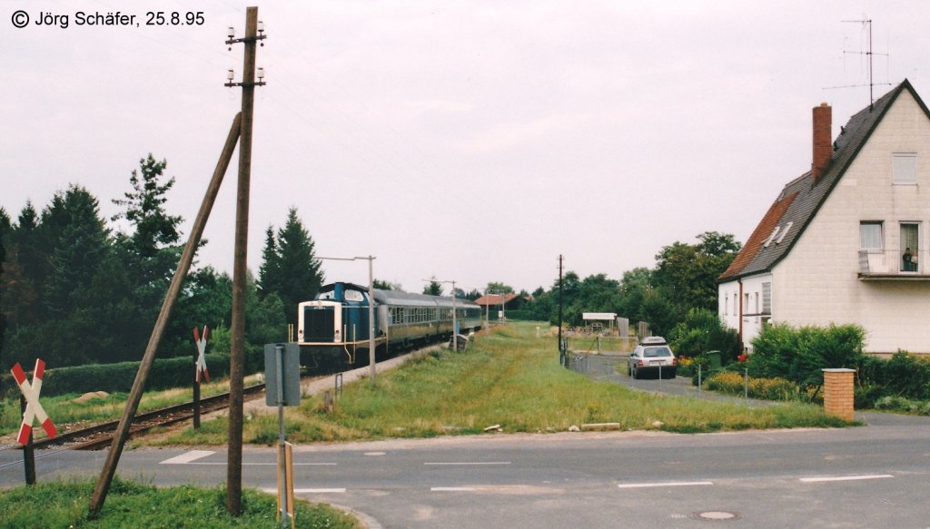 Ein Nahverkehrszug nach Nrnberg hlt am 25.8.95 in Grogeschaidt. Bild 487446 zeigt die gleiche Situation 12 Jahre spter.