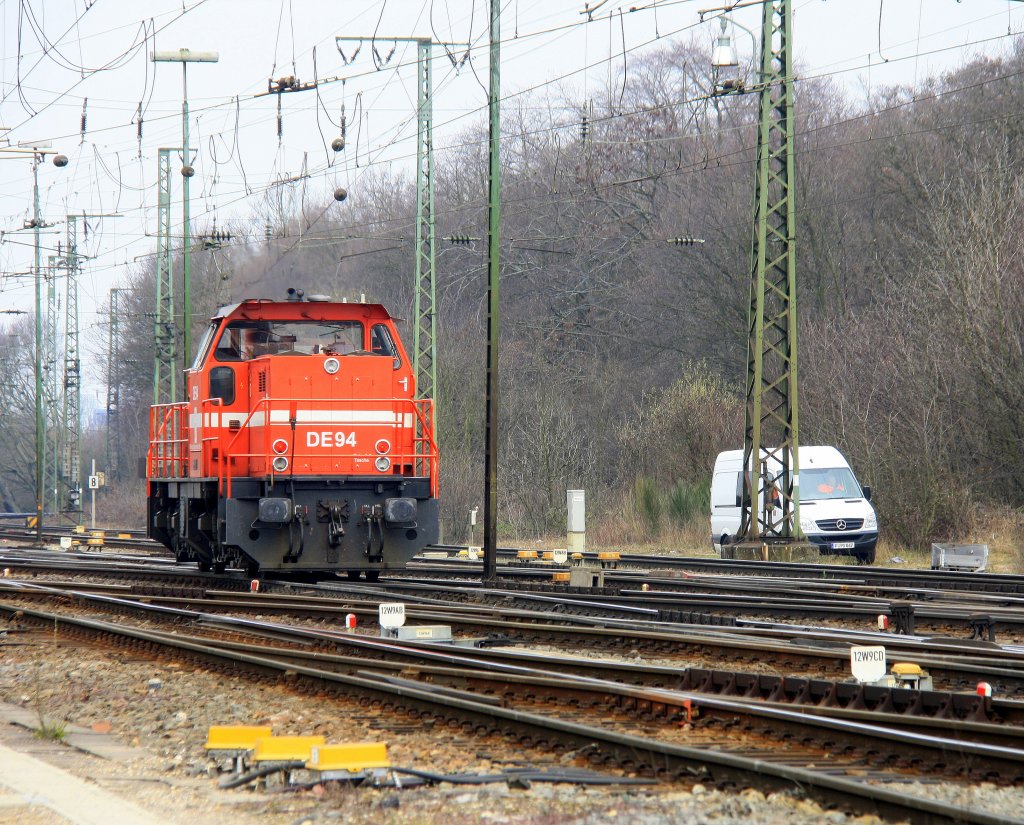 Ein Naschschuss von der DE94 von der HGK fhrt als Lokzug aus Kln-Gremberg in Richtung Kln-Sd bei Wolken am 3.4.2013.