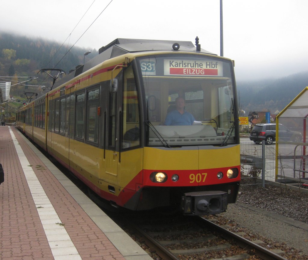Ein nebeliger Sonntag am 13.11.2011 im schnen Murgtal. Es kam Tw 907 und 901 als S31-Eilzug von Freudenstadt Hbf nach Bruchsal. Dieses Duo fhrt nun den Bf Forbach (Schwarzwald) ein.