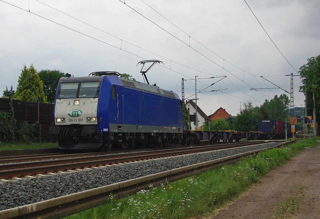 Ein netter Farbklecks im tristen grau: 185-CL 001 mit Containerzug in Richtung Sden. Aufgenommen am 23.07.2010 in Ludwigsau-Friedlos. 