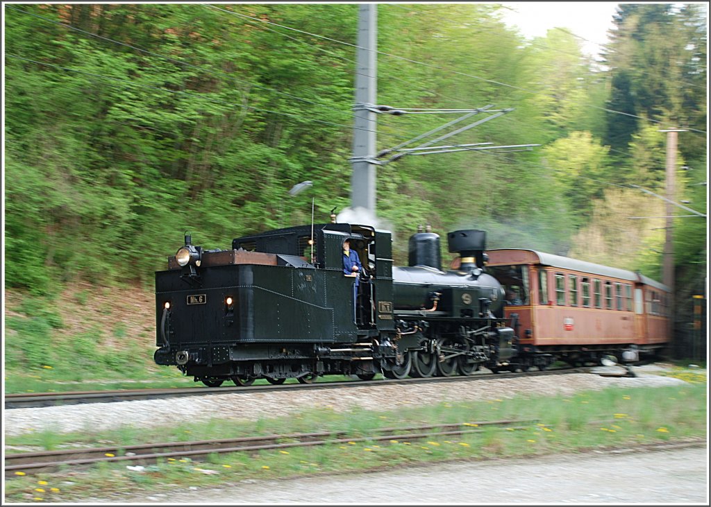 Ein netter Schaffner des R 19920 lie mich von Laubenbachmhle bis Schwarzenbach, wo mit dem 4090 001 als R 6815 gekreuzt wurde, im Speisewagen (2103) mitfahren. Mein Papa fotografierte den Zug bei der Einfahrt in Schwarzenbach.