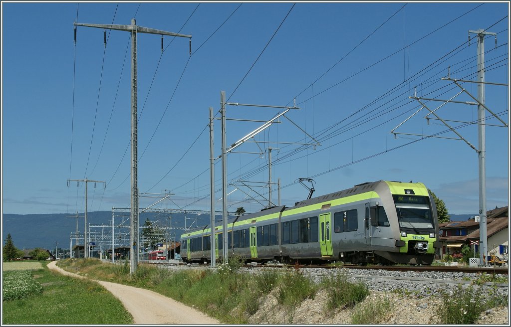 Ein von Neuchtel kommender  Ltschberger  verlsst als S5 15747 Ins in Richtung Bern.
25. Juni 2011