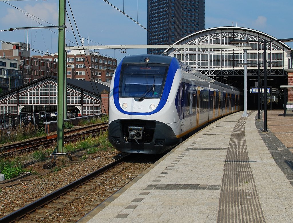 Ein neue sechsteiliger ET 2600 (2624) hier mit Regional von Den Haag CS nach Roosendaal, beim ausfahrt von Den Haag HS am 14. 08 2010.