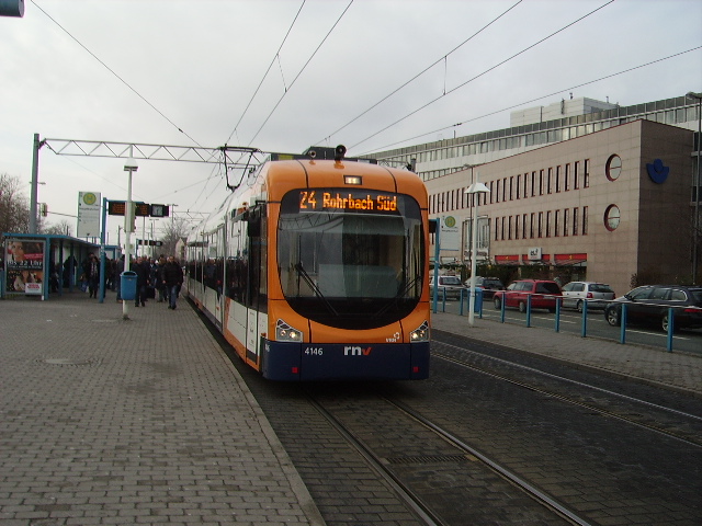 Ein neue Straenbahn in Heidelberg Hbf am 10.12.10